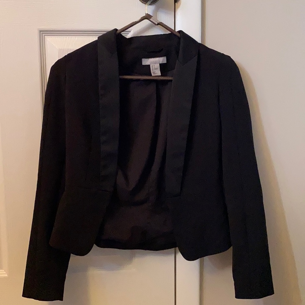 Short black blazer with clasp